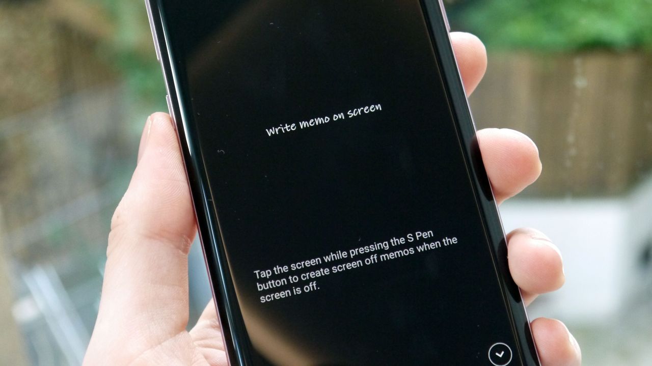 Draw the S Pen out of the Note 9 when the screen is off and you'll launch on-screen memo