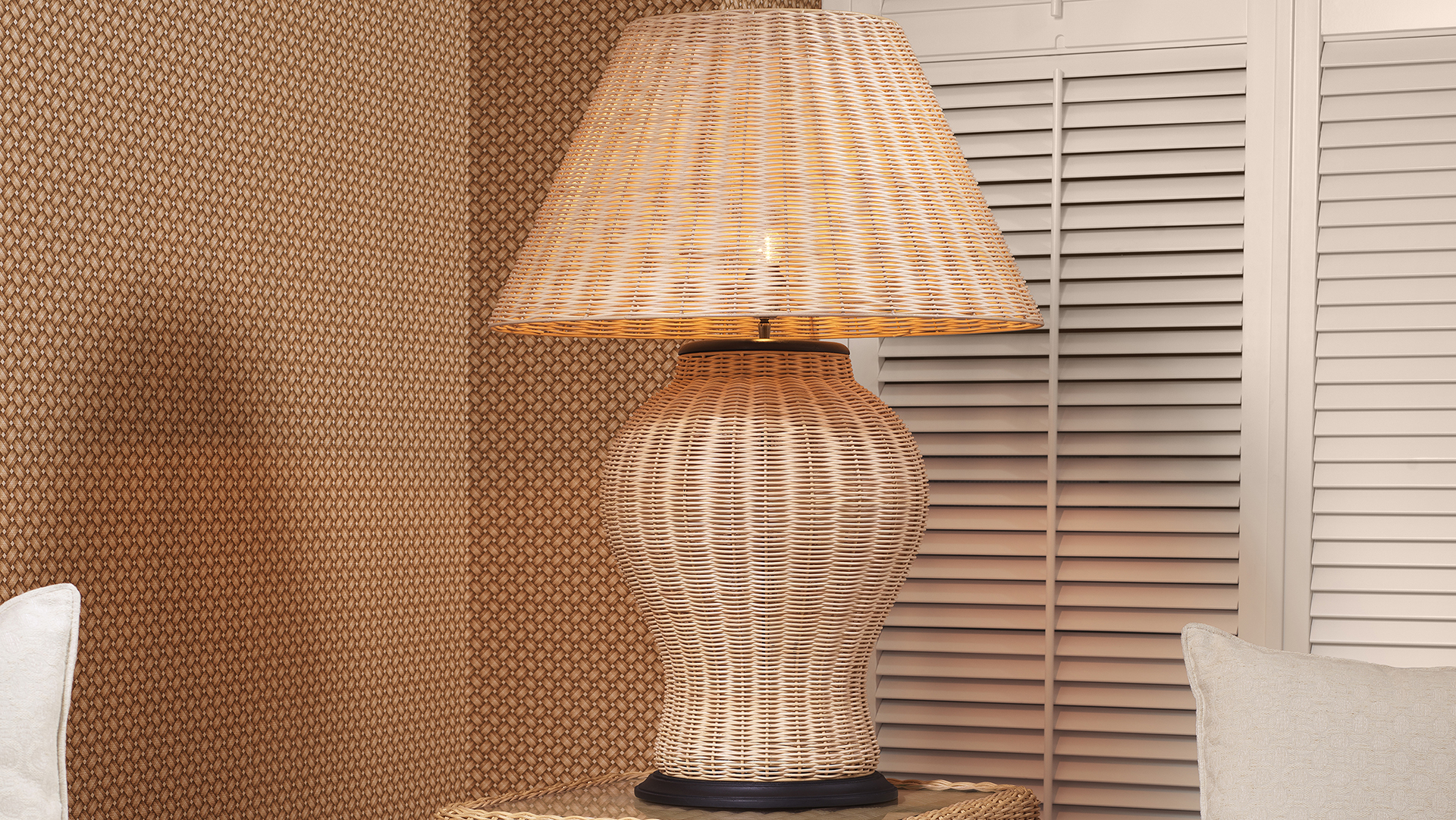 Rattan table lamp