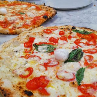 Best Pizza in Milan: Margherita from Gennaro Rapido