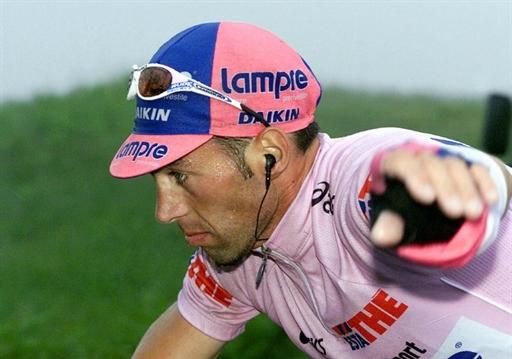 Simoni remains focused on the road during the 2001 Giro.