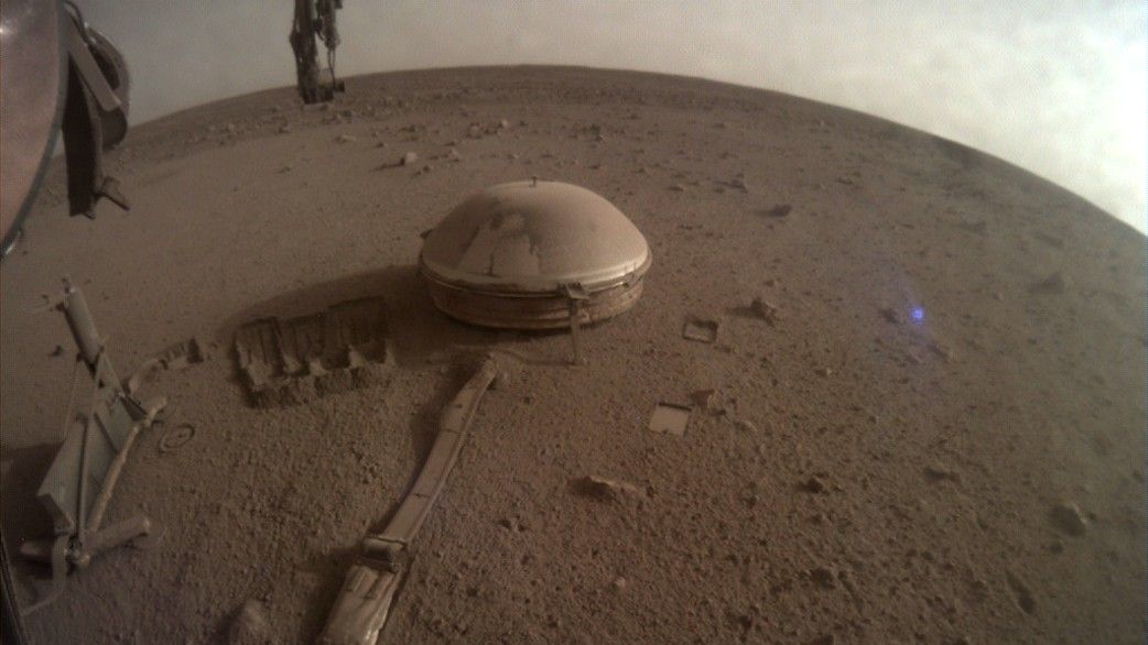 Mars sondası InSight, Kızıl Gezegenin gizemlerini ifşa ettikten 4 yıl sonra acı tatlı bir veda özçekimi gönderiyor