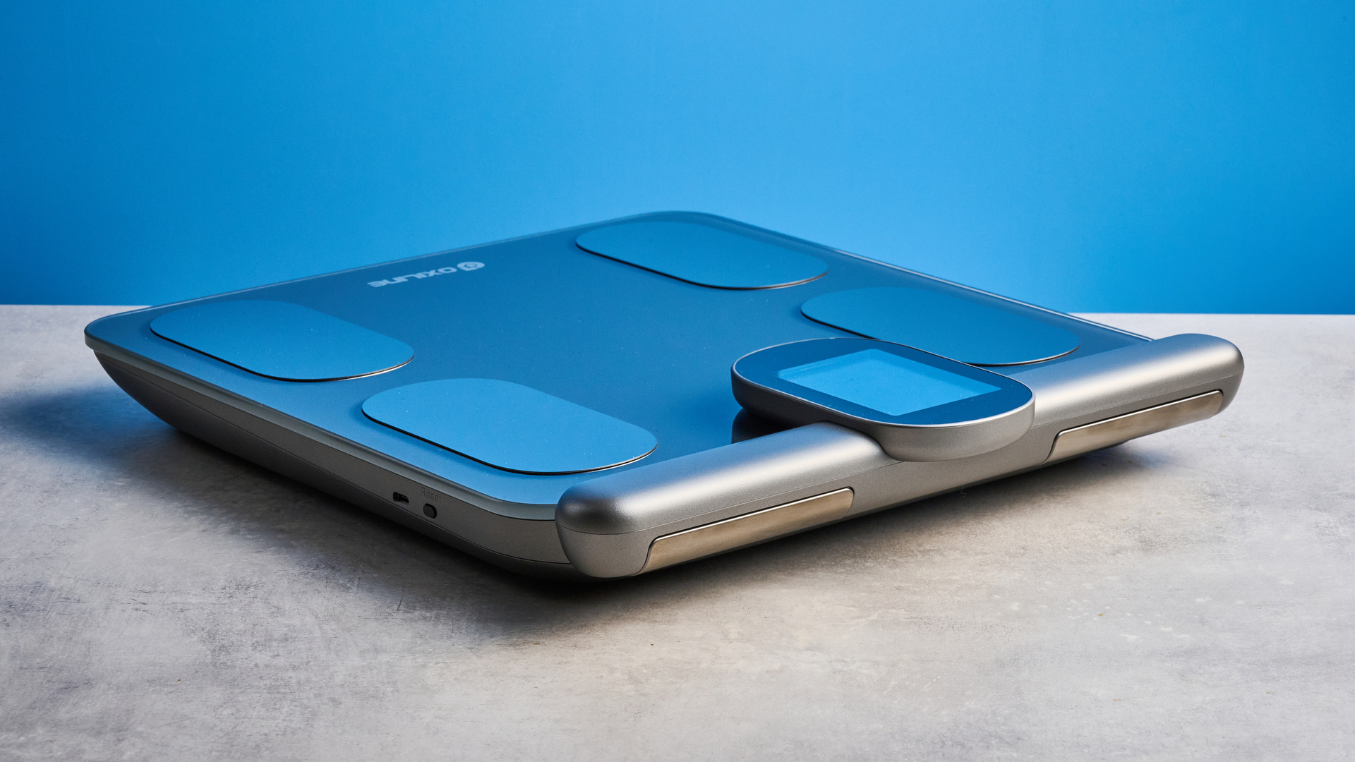 the oxiline scale md pro against the blue tom's guide background