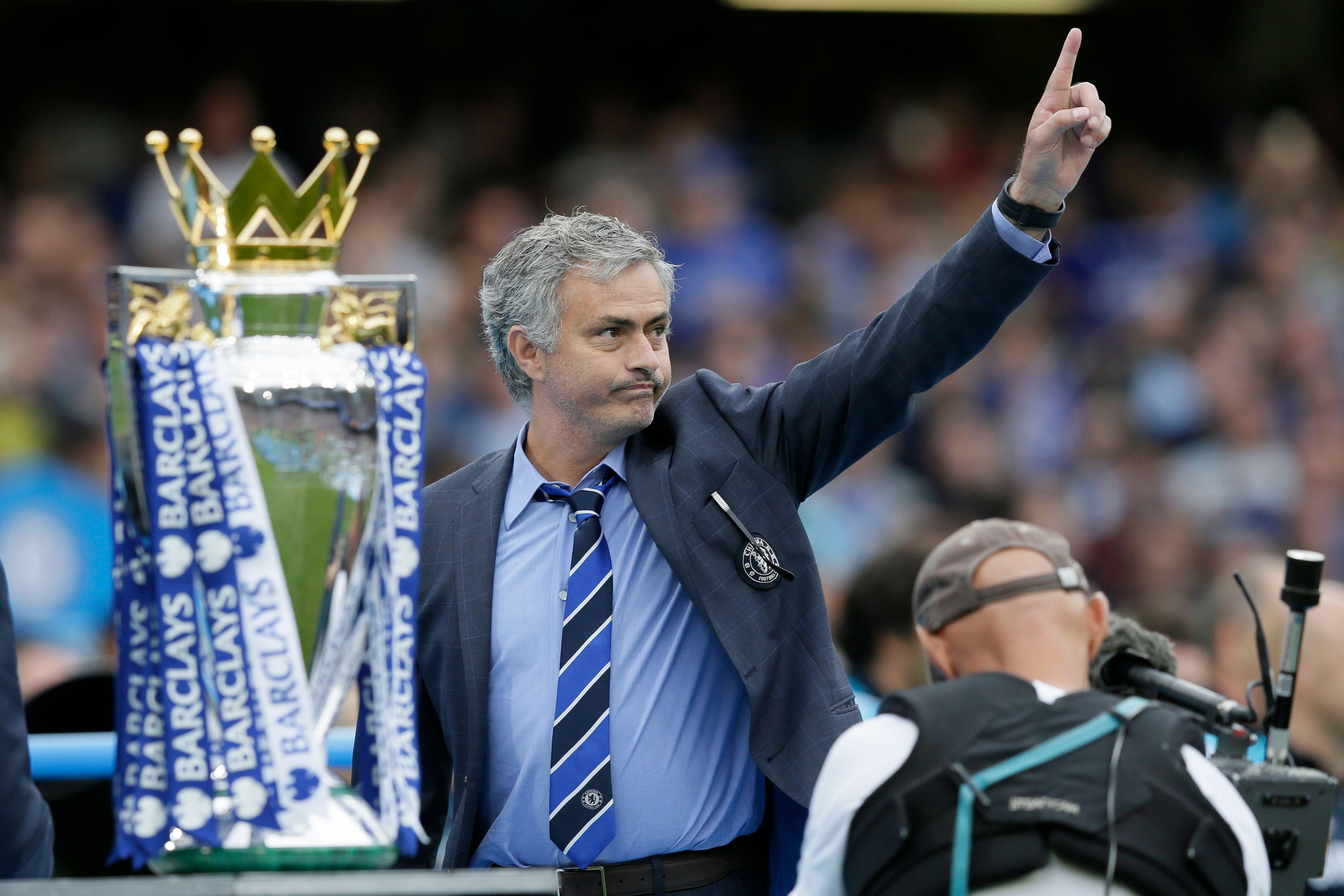 Jose Mourinho festeggia sollevando il trofeo della Premier League al Chelsea allo Stamford Bridge Manchester United