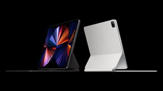 Kaksi iPad Pro 2021 -mallia mustaa tausta vasten
