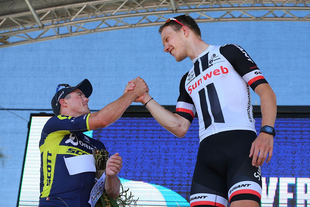 Nikias Arndt and Simon Gerrans shake hands