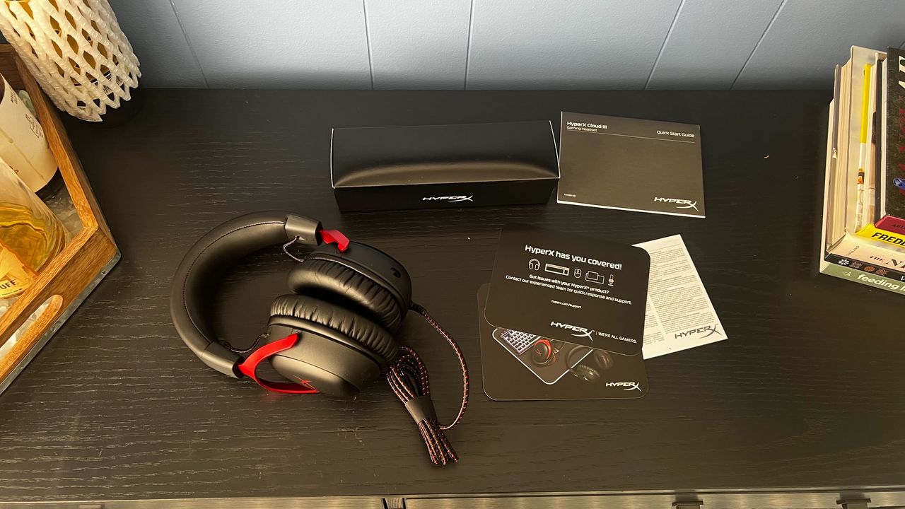 HyperX Cloud III earcup view.