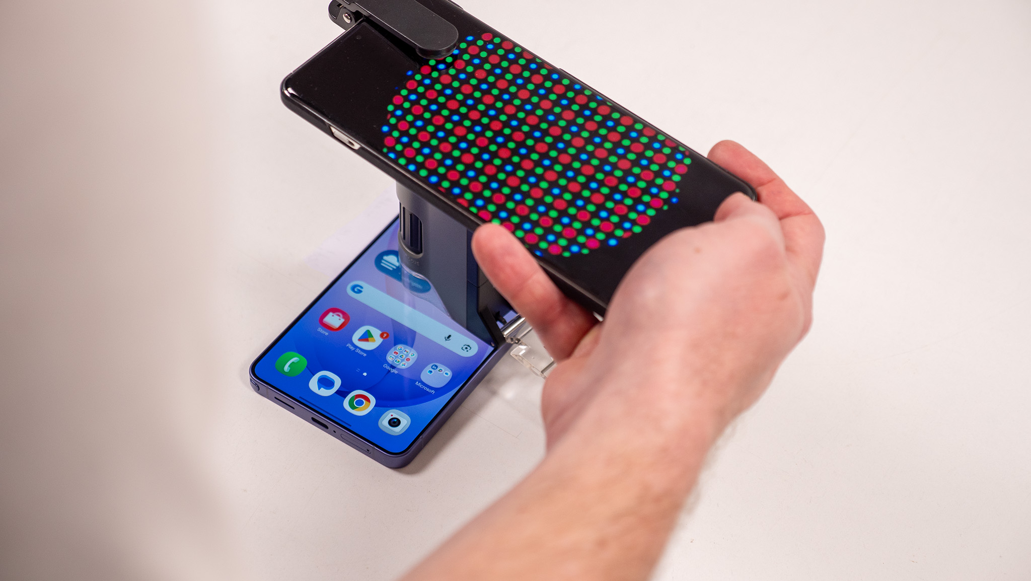 Viewing the Samsung Galaxy S26 Ultra's display under a microscope