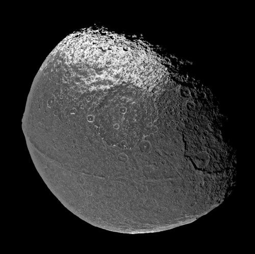 Saturn&#039;s moon Iapetus