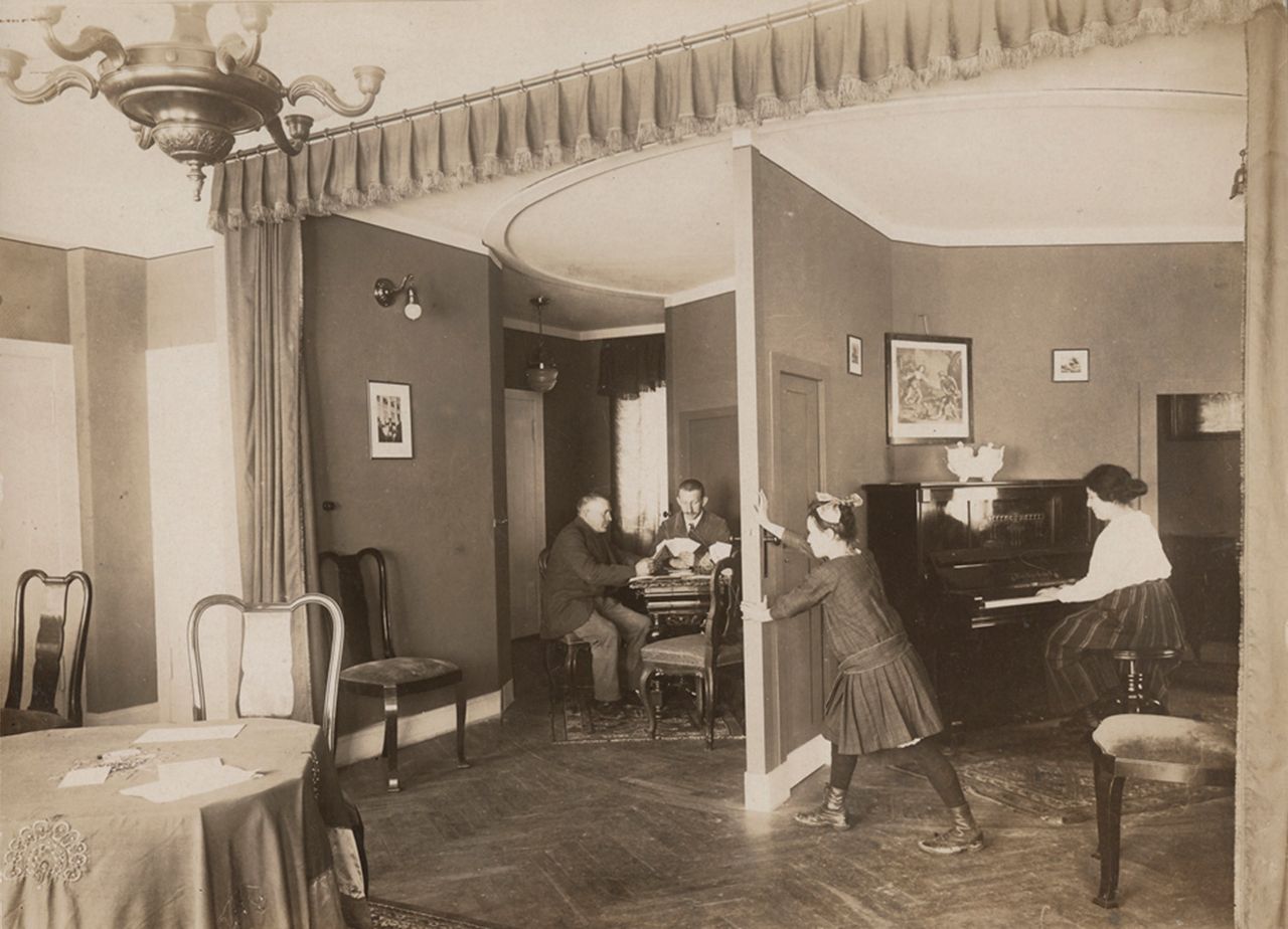 An archive photograph shows the revolving interior floor of the living room, which was part of Richard Neutra&#039;s design