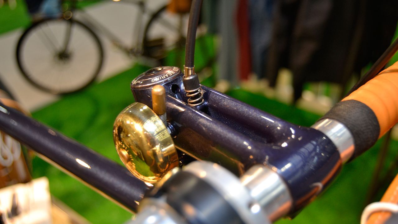 The twin-spar stem is an elaborate solution for straightening the line of the cable to the front cantilever brake