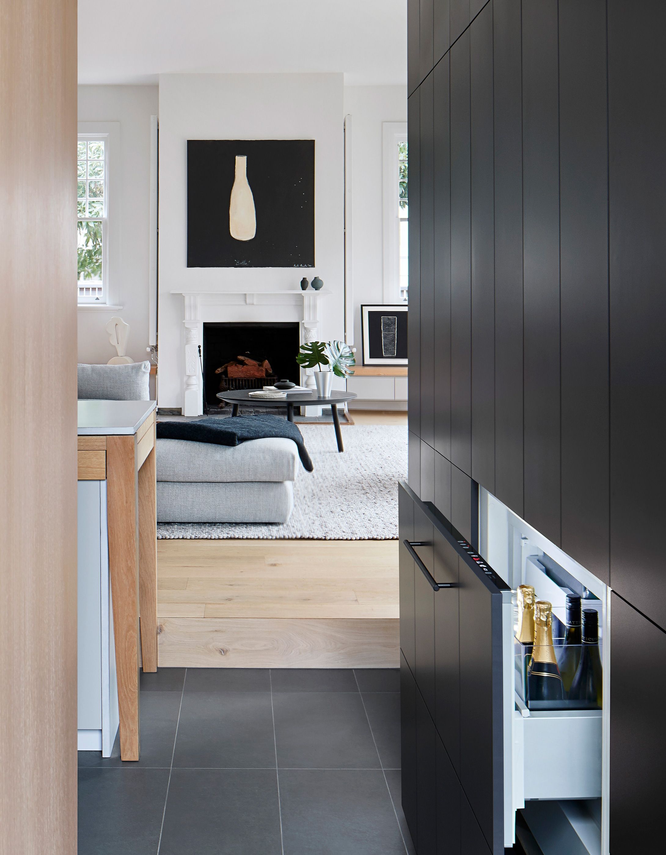 Vista a través de la sala de estar desde la cocina mostrando un electrodoméstico en un cajón, una de las grandes tendencias de cocina del año