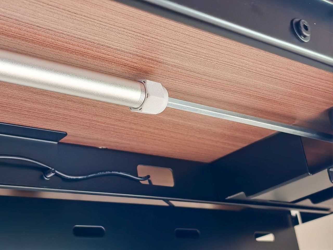 Underside of the Arozzi Arena Nordico Electric Standing Desk