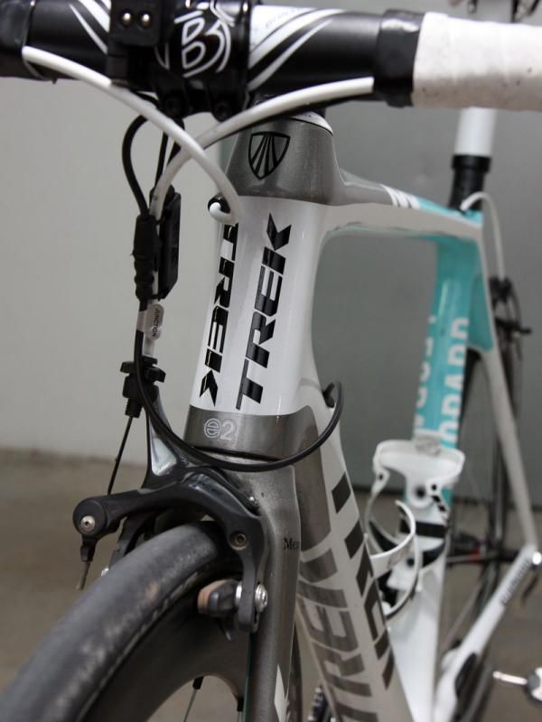 Bontrager carbon-specific cork pads are fitted to the Shimano Dura-Ace brake calipers.
