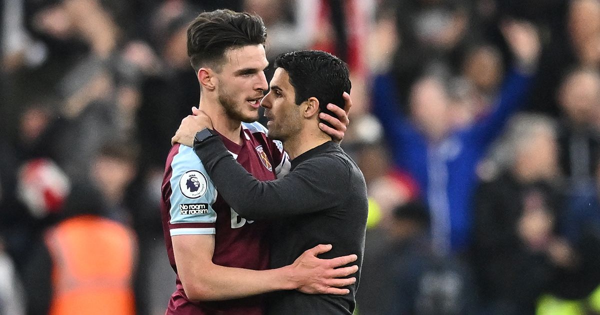 Arsenal manager Mikel Arteta (R) congratulates West Ham United&#039;s English midfielder Declan Rice (L) at the end of the English Premier League football match between West Ham United and Arsenal at the London Stadium, in London on May 1, 2022.