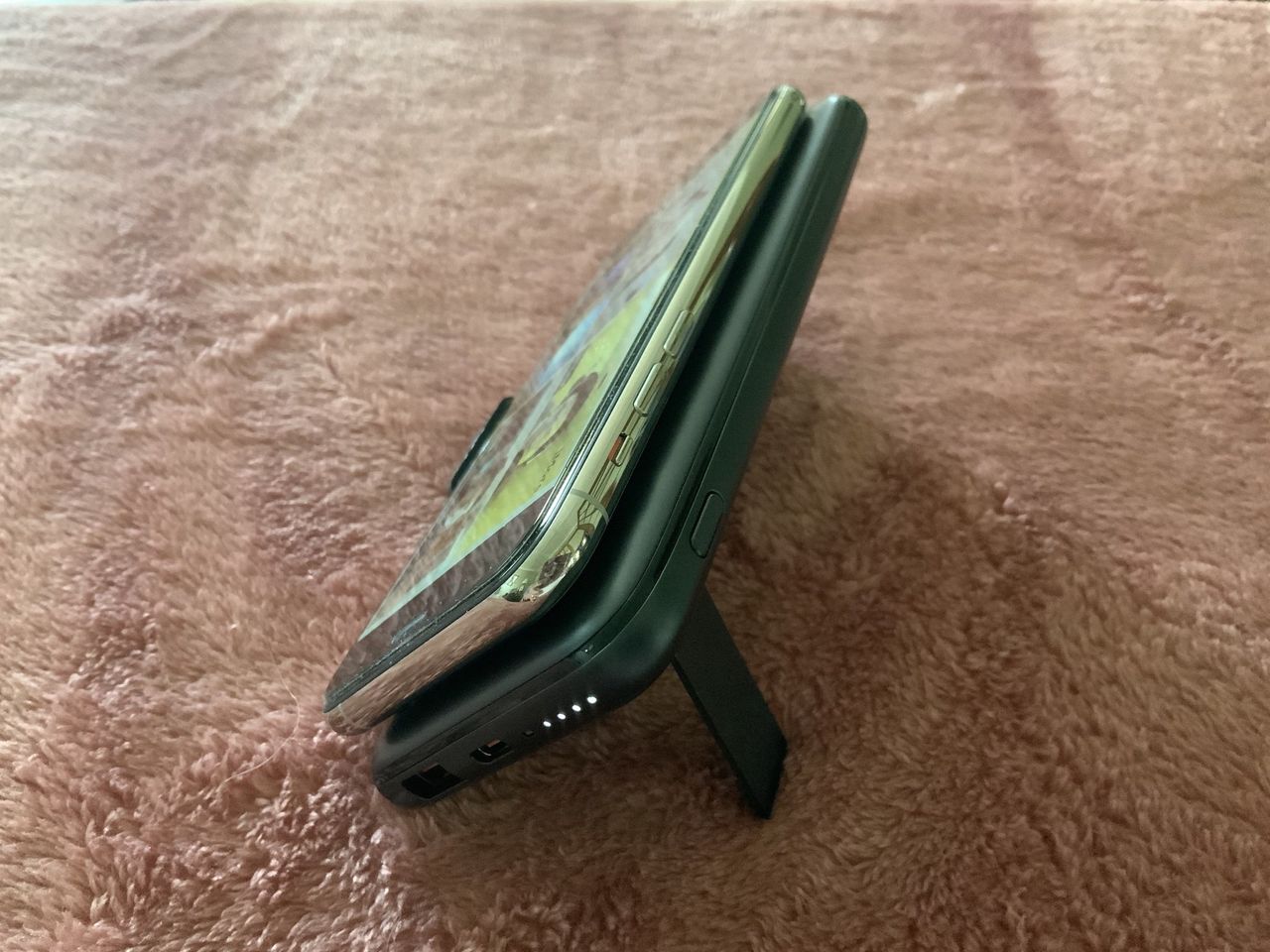 Aukey Wireless Charging Power Bank Stand