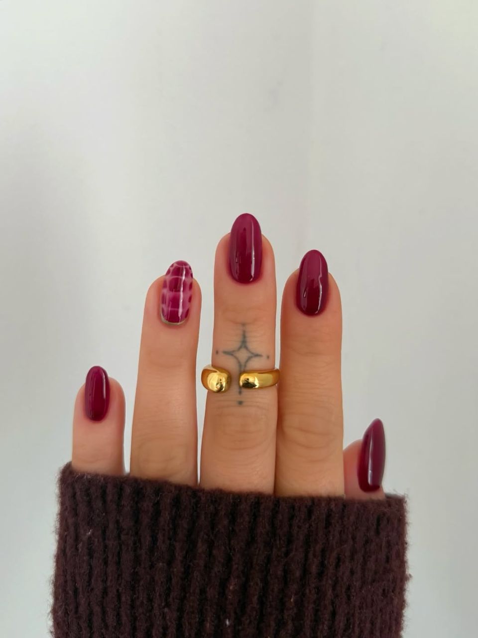 An image showing a croc blooming nail design, courtesy of @charlotteellennails