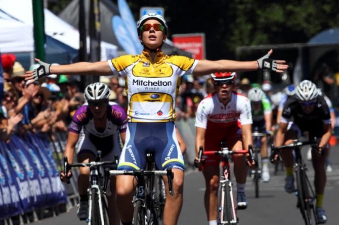 Melissa Hoskins (Orica - AIS) finishes with a win