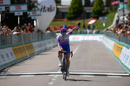 Kristen Faulkner (BikeExchange-Jayco) wins stage nine of the 2022 Giro Donne 