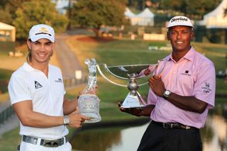 Camilo Villegas and Vijay Singh at the 2008 Tour Championship holding their trophies