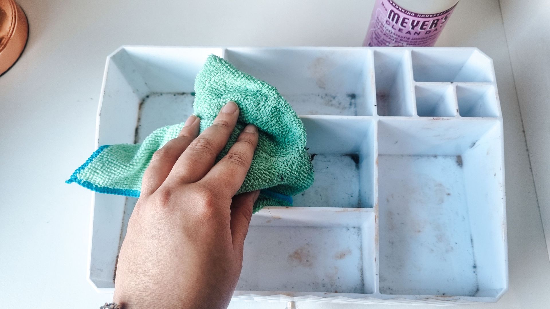 Tempat tata rias dibersihkan