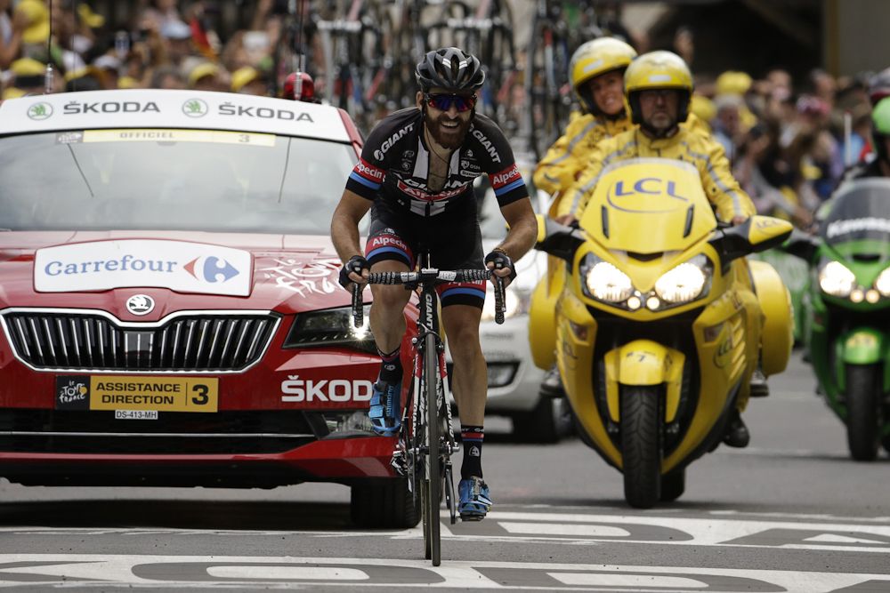 Simon Geschke approaches the finish of stage 17 at the 2015 Tour de France.