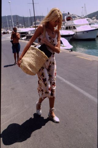 90s celebrity summer outfits: Claudia Schiffer