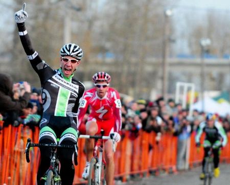 Jeremy Powers (Canondale-Cyclycrossworld.com) wins in a sprint against Todd Wells (Specialized).