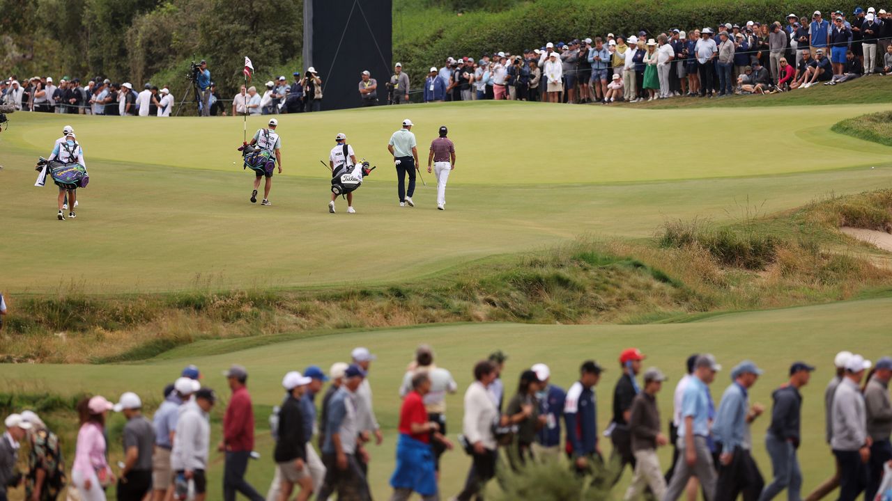  Scottie Scheffler of the United States and Max Homa of the United States walk down the seventh holeduring the first round of the 123rd U.S. Open Championship at The Los Angeles Country Club