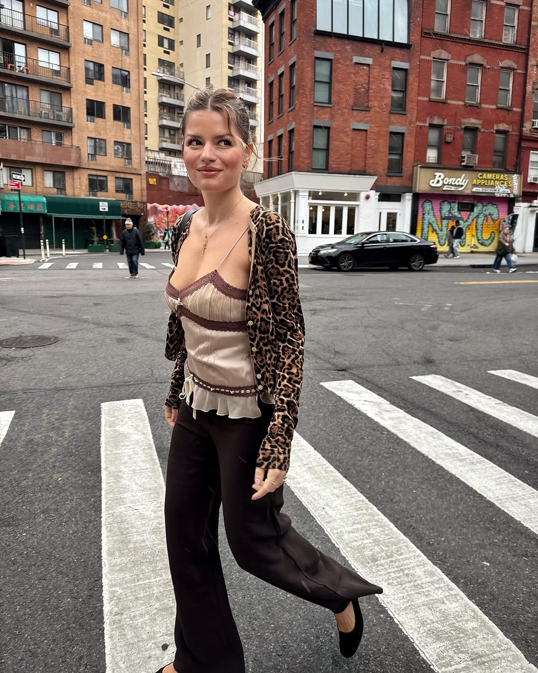 woman wearing fall ballet flats outfit 2025