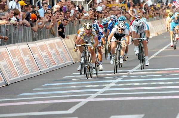 Mark Cavendish powers to the finish line.
