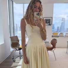 Olympia Gayot in pale yellow dress
