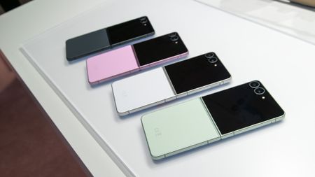Hands-on with the Samsung Galaxy Z Flip 8