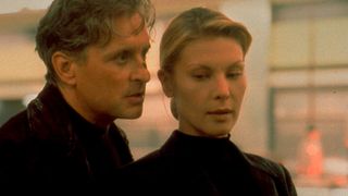 Beste David Fincher-filmer: En mann og en dame snakker alvorlig sammen i filmen The Game