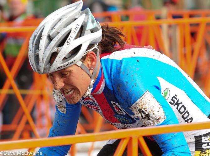 Katerina Nash (CZE) straining to hold onto third place with one lap to go