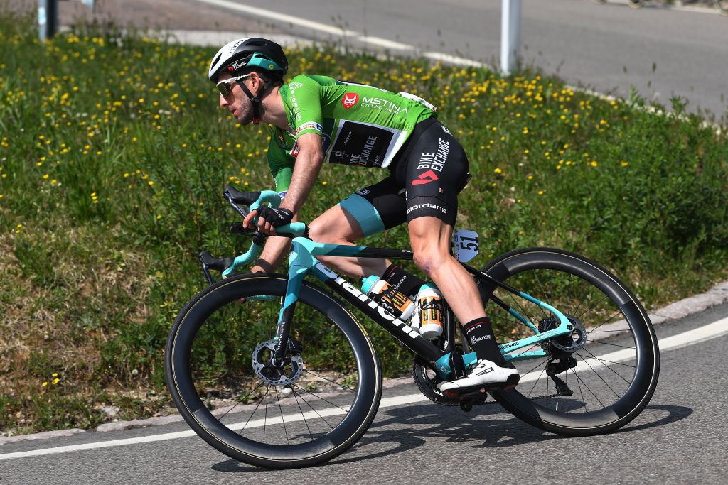 RIVA DEL GARDA ITALY APRIL 23 Simon Yates of United Kingdom and Team BikeExchange Green Leader Jersey during the 44th Tour of the Alps 2021 Stage 5 a 1209km stage from Valle del Chiese Idroland to Riva del Garda TourofTheAlps TouroftheAlps on April 23 2021 in Riva del Garda Italy Photo by Tim de WaeleGetty Images