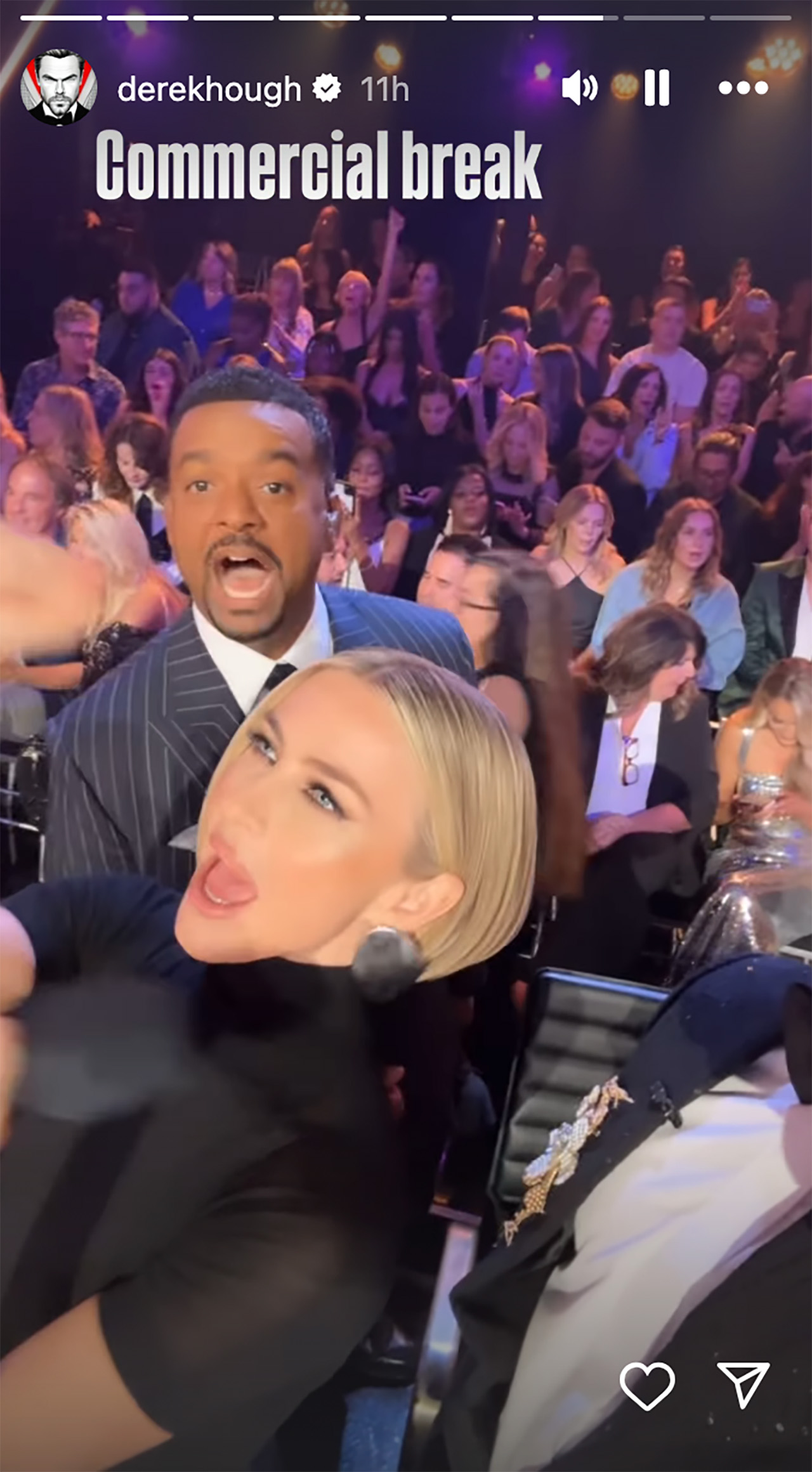 Julianne Hough y Alfonso Ribeiro cantan Sweet Caroline durante la pausa comercial de DWTS.