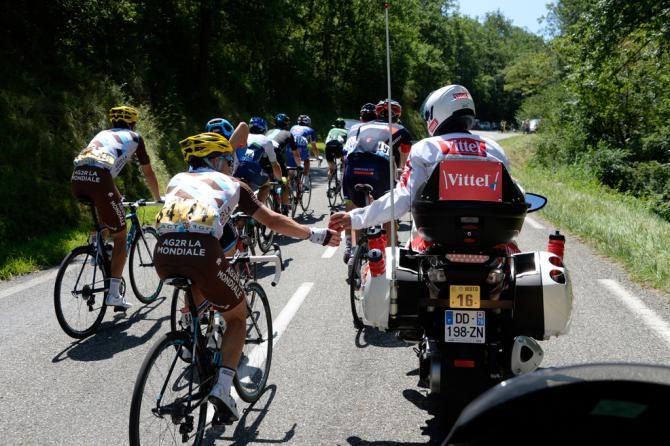 Samuel Dumoulin drops back for some cool bidons