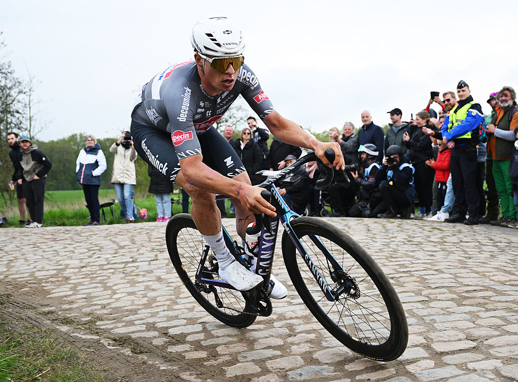 Mathieu van der Poel already back on indoor trainer following wrist fracture