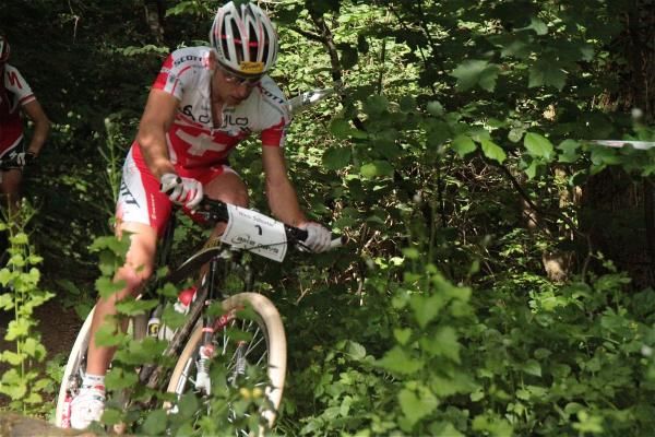 Nino Schurter (Scott Swisspower) speeds through singletrack en route to victory
