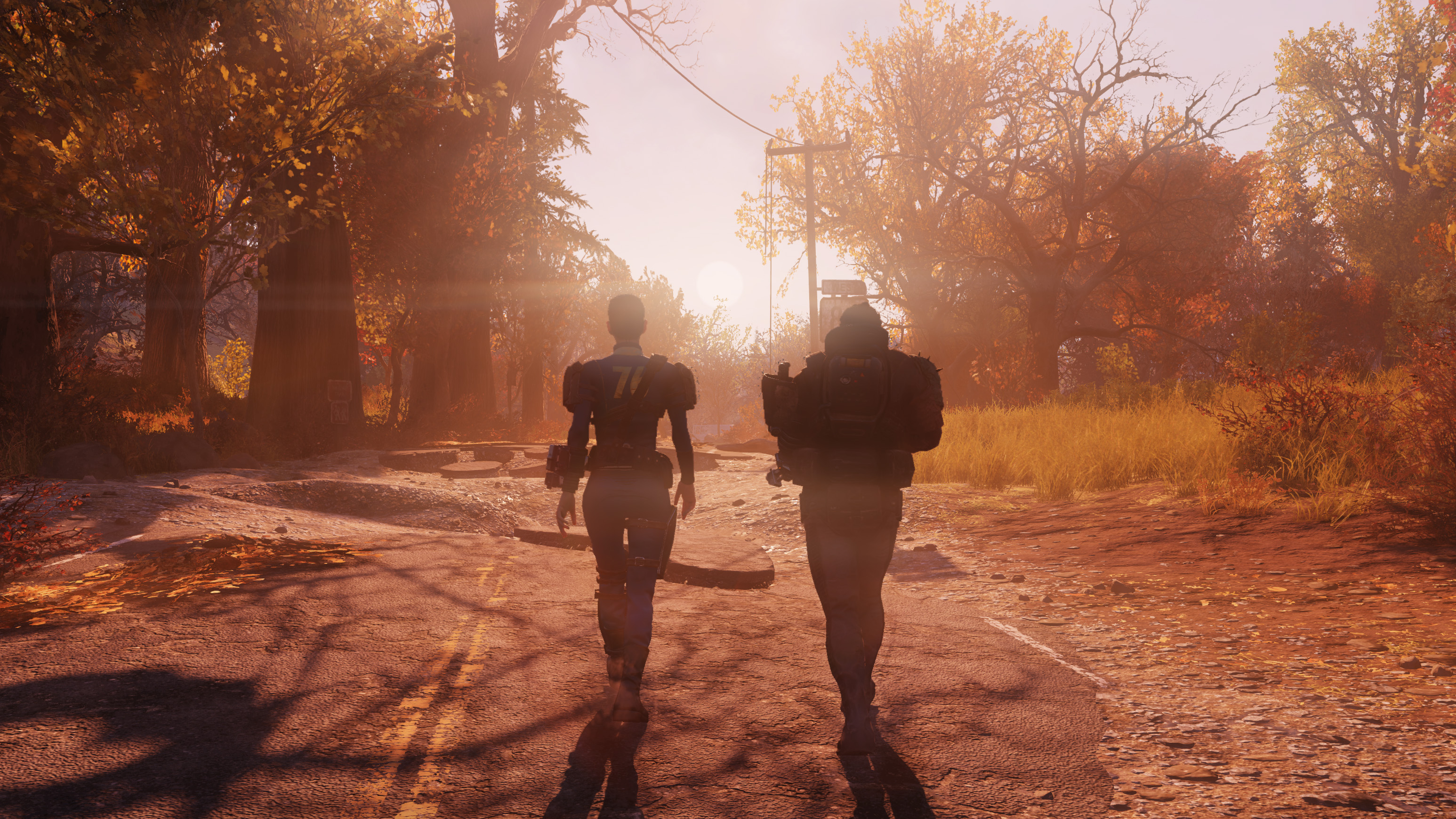 Dos personajes dan un paseo mientras sale el sol en Fallout 76