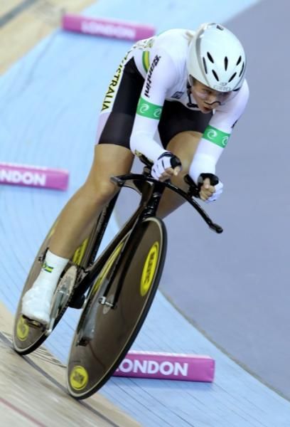 Annette Edmondson flat out in the omnium pursuit