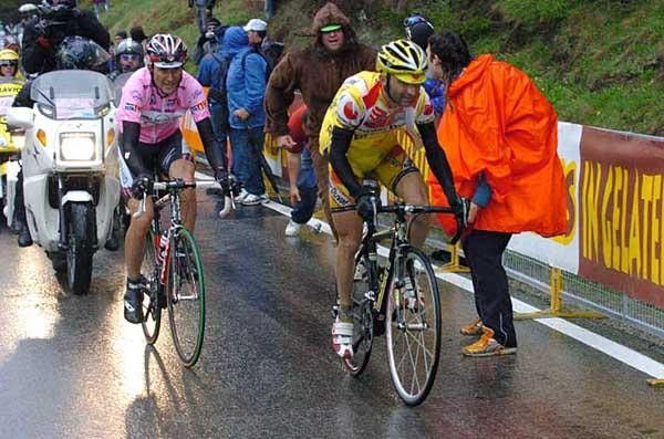 Leonardo Piepoli (r) and Ivan Basso found themselves riding together again during stage 17
