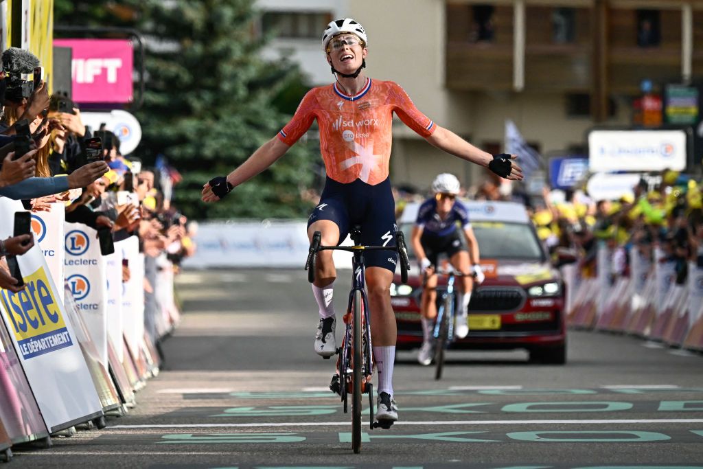 Team SD Worx - Protime's Dutch rider Demi Vollering celebrates after crossing the finish line and wining the 8th and last stage of the third edition of the Women's Tour de France cycling race, a 149.9 km between Le Grand Bornand and the Alpe d'Huez, in south-eastern France, on August 18, 2024. (Photo by JULIEN DE ROSA / AFP)
