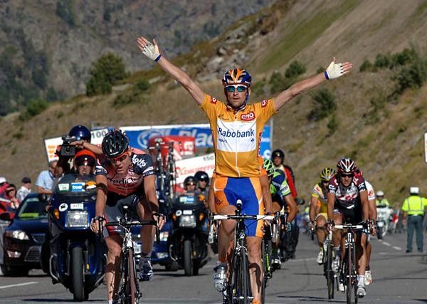 Denis Menchov wins the stage from Cadel Evans (Predictor - Lotto) and Samuel S&aacute;nchez (Euskaltel - Euskadi).