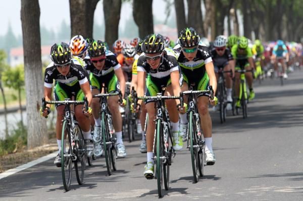 Protecting the yellow jersey by keeping the pace high, Alexis Rhodes, Judith Arndt, Jessie Maclean and Shara Gillow (Orica - AIS)
