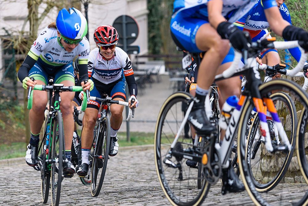 Ashleigh Moolman Pasio battles up Muur van Gerardsbergen - Pajot Hills Classic 2016