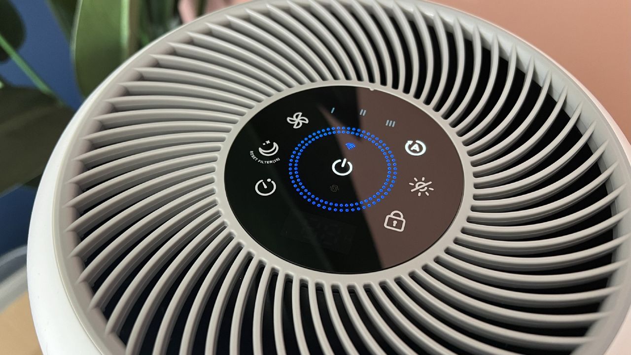 Levoit Core 300S air purifier in good mode displayed on screen