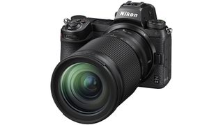 Lente Nikon Z 28-400mm f/4-8 VR conectada a la cámara Z6 II sobre un fondo blanco