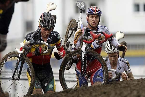 Zdenek Stybar (Telenet Fidea), Sven Nys (Landbouwkrediet Colnago) and Niels Albert (BKCP Powerplus) race for the top.