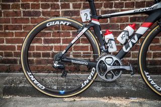 Coryn Rivera's Liv Envie uses Shimano Dura Ace 9000 Di2 and Giant's SLR 0 carbon wheels with 40mm rims
